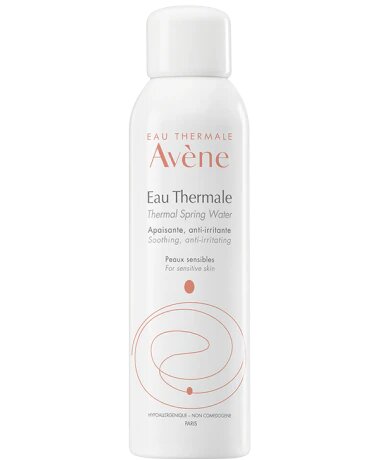 L'eau thermale d'Avène, présentée sous forme de spray, est un soin indispensable pour rafraîchir le derme. Elle est adaptée aux peaux sensibles.