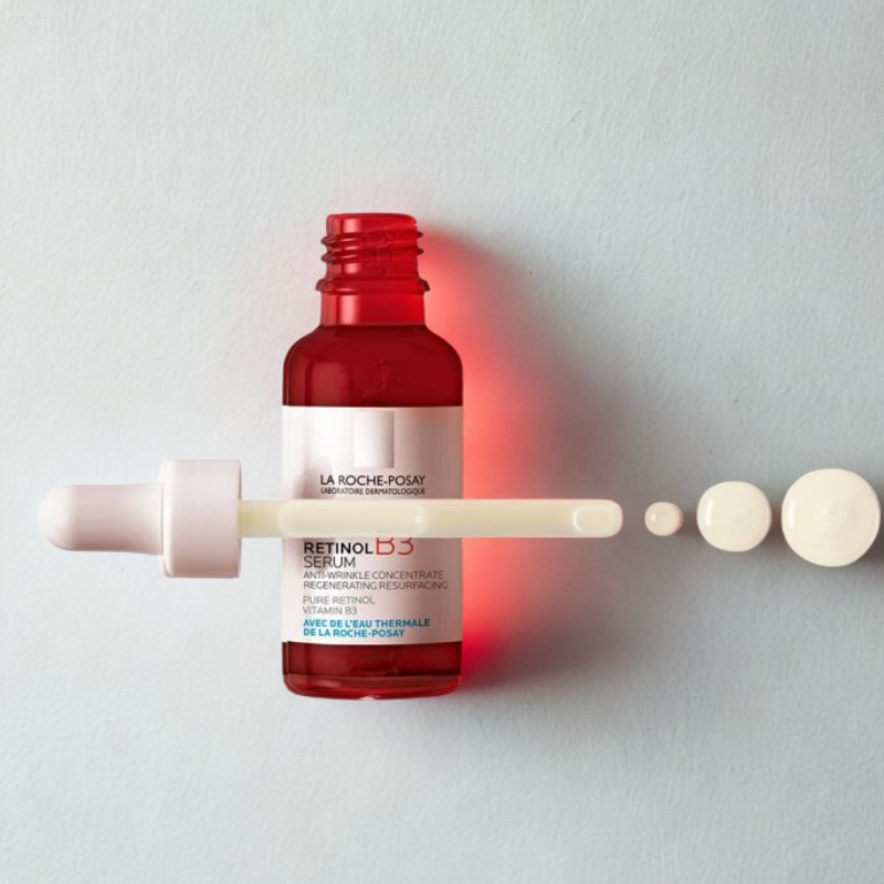 Ce sérum au Rétinol est un sérum anti-rides complet qui agit sur les marqueurs du vieillissement cutané pour une peau lisse et unifiée et un teint éclatant. Il n’assèche pas la peau et n’irrite pas l’épiderme.